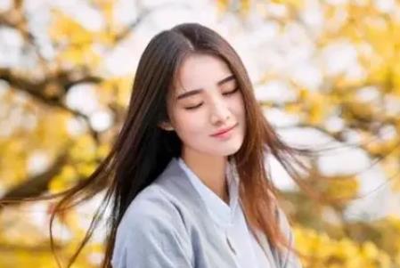 侯泽润《我把往事化云烟》歌词完整版